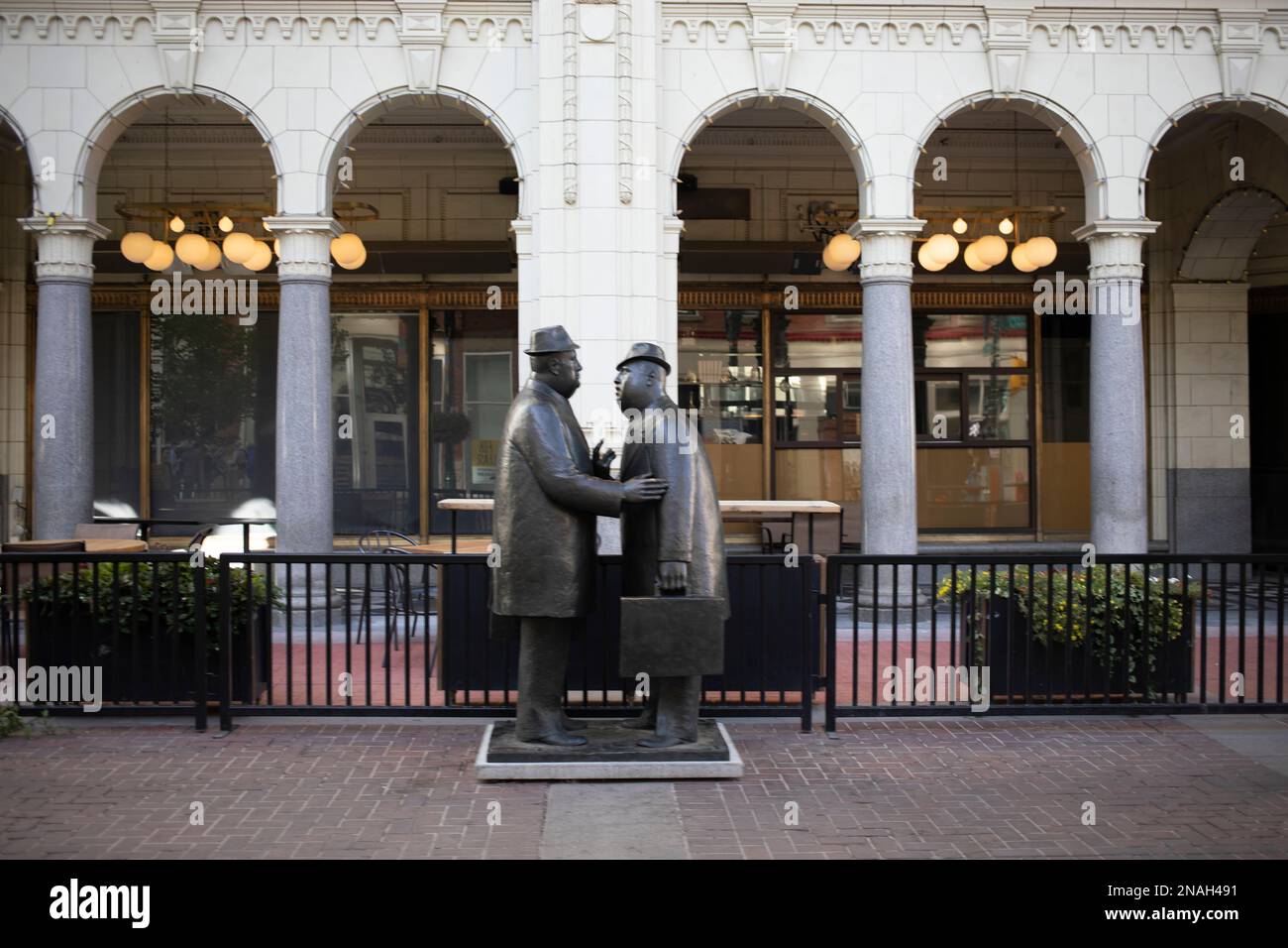 „Konversation“-Skulptur von zwei Geschäftsleuten im Gespräch, Teil der Business-man-Serie im Zentrum von Calgary, Alberta; Calgary, Alberta, Kanada Stockfoto