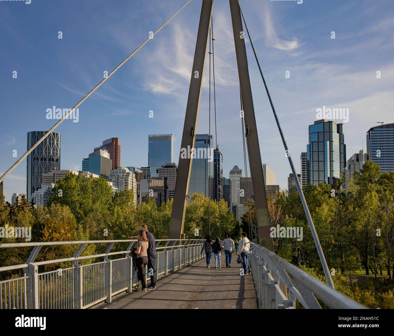 Fußgänger auf der neuen Sandy Beach Bridge, die die alte Brücke bei der Überschwemmung von 2013 ersetzt; Calgary, Alberta, Kanada Stockfoto