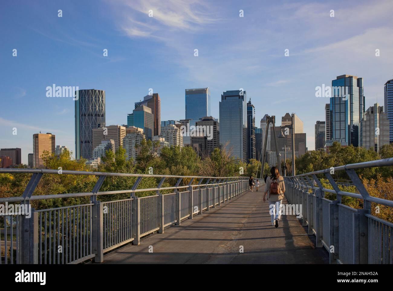 Fußgänger auf der neuen Sandy Beach Bridge, die die alte Brücke bei der Überschwemmung von 2013 ersetzt; Calgary, Alberta, Kanada Stockfoto