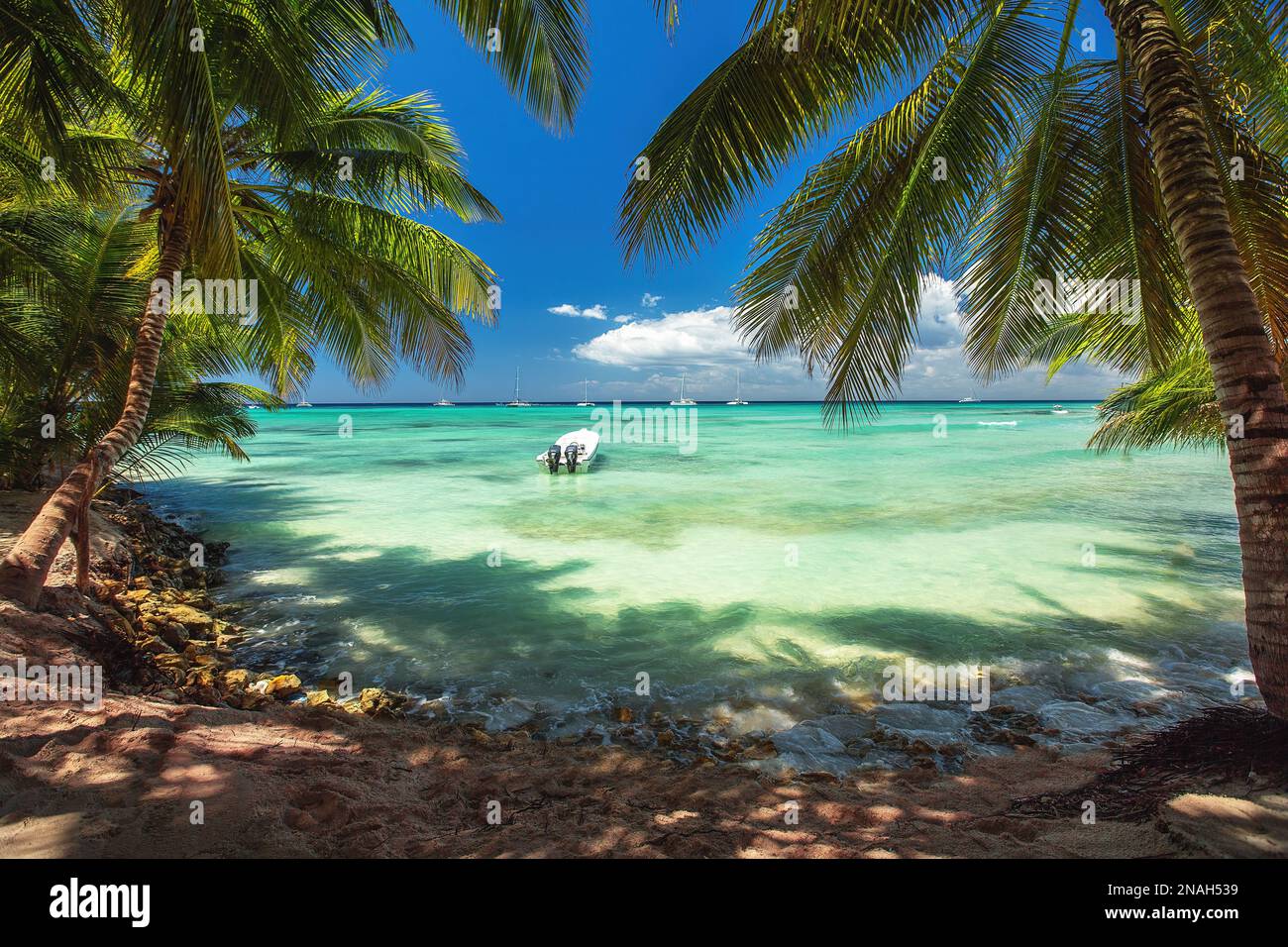 Wunderschönes karibisches Meer und Boot am Ufer der exotischen tropischen Insel, Panoramablick vom Strand Stockfoto