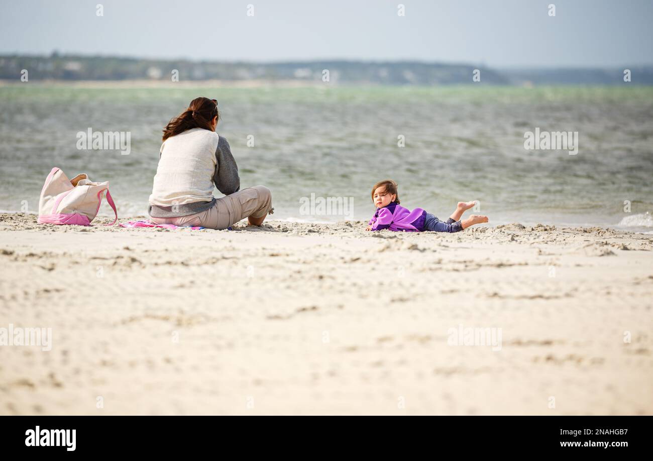 Mutter und Tochter genießen einen Tag am Strand Stockfoto