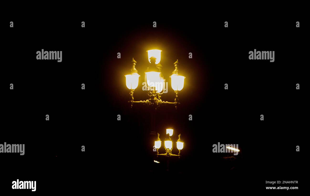 Der Kontrast zwischen dem stark schwarzen Hintergrund und den hellen, blinkenden Lichtern sorgt für einen atemberaubenden visuellen Effekt. Stockfoto