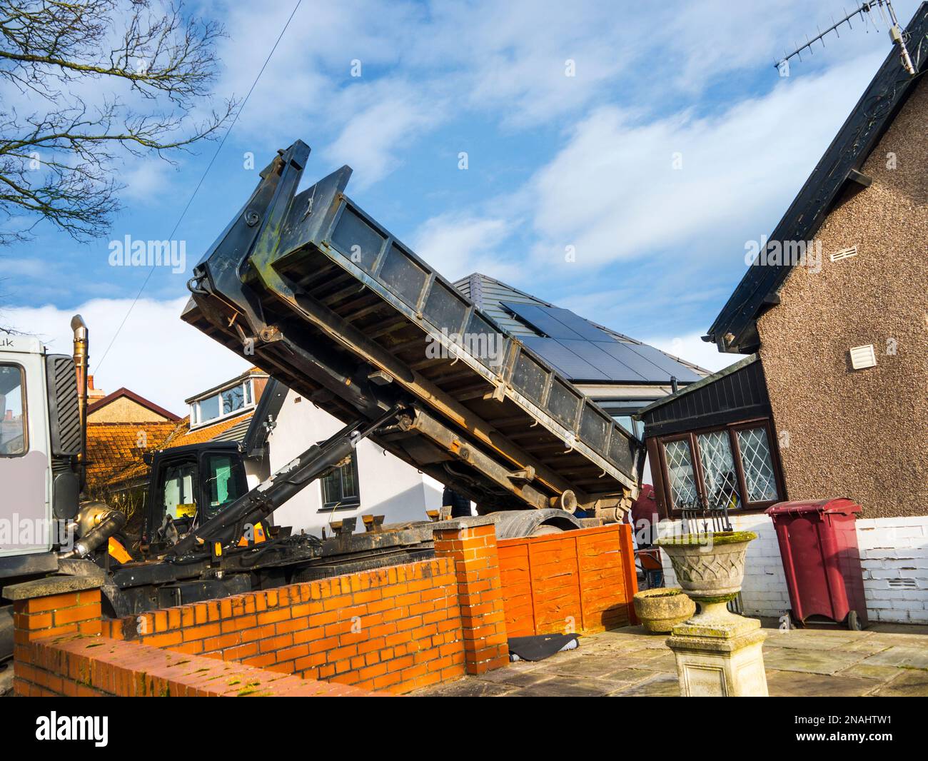 Ein riesiger Wagen, der ein Haus in Burnley Lancashire umzingelt Stockfoto