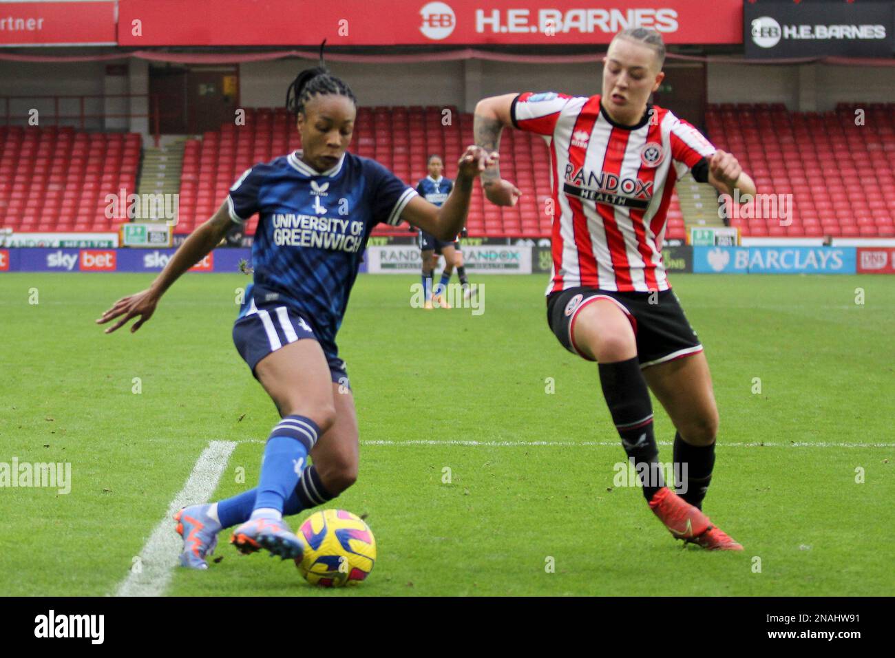 Sheffield, Großbritannien. 12. Februar 2023. Sheffield, England, Februar 12. 2023: Mel Johnson kontrolliert den Ball, während Naomi Hartley versucht, den Ball abzufangen, während Sheffield United gegen Charlton Athletic - Bramall Lane, Sheffield (Sean Chandler/SPP) Credit: SPP Sport Press Photo. Alamy Live News Stockfoto