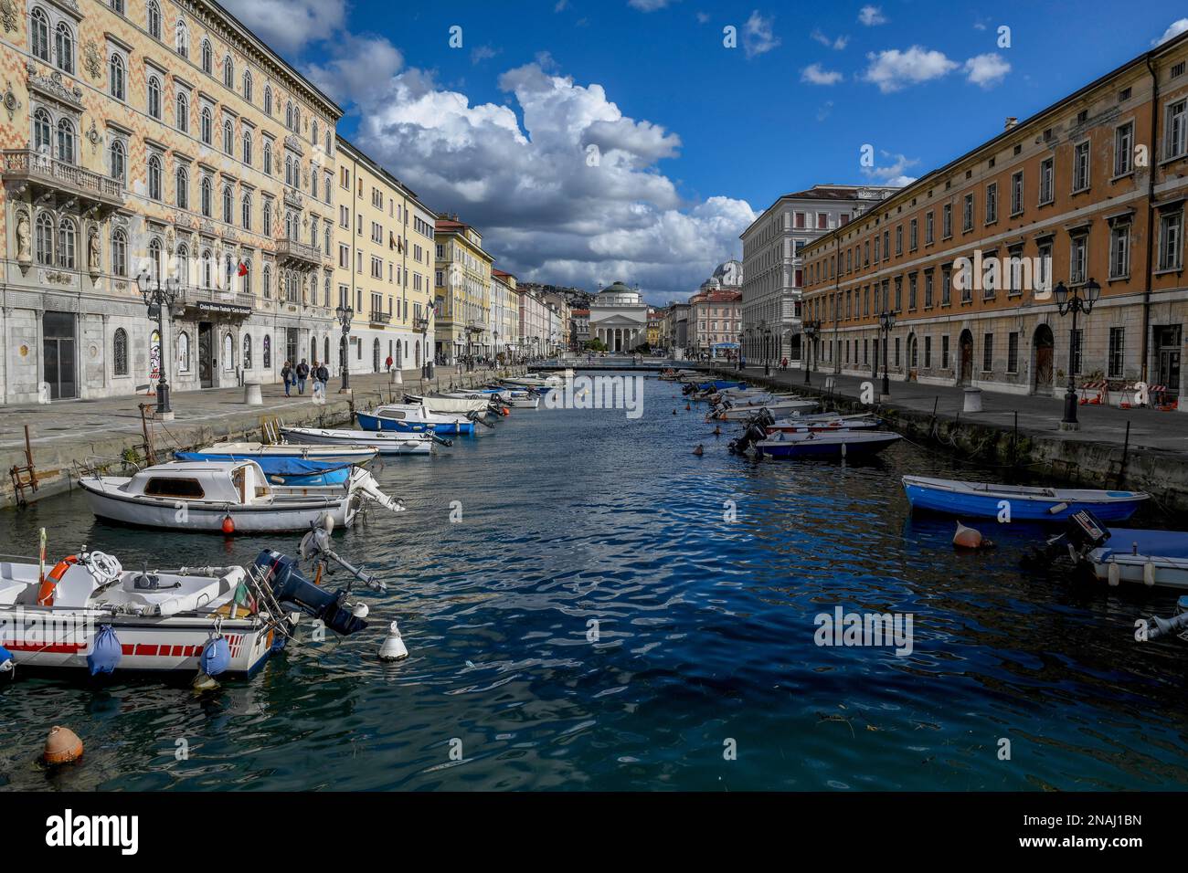 Boote auf dem Canale Grande, Triest, Friaul-Julisch Venetien, Italien Stockfoto