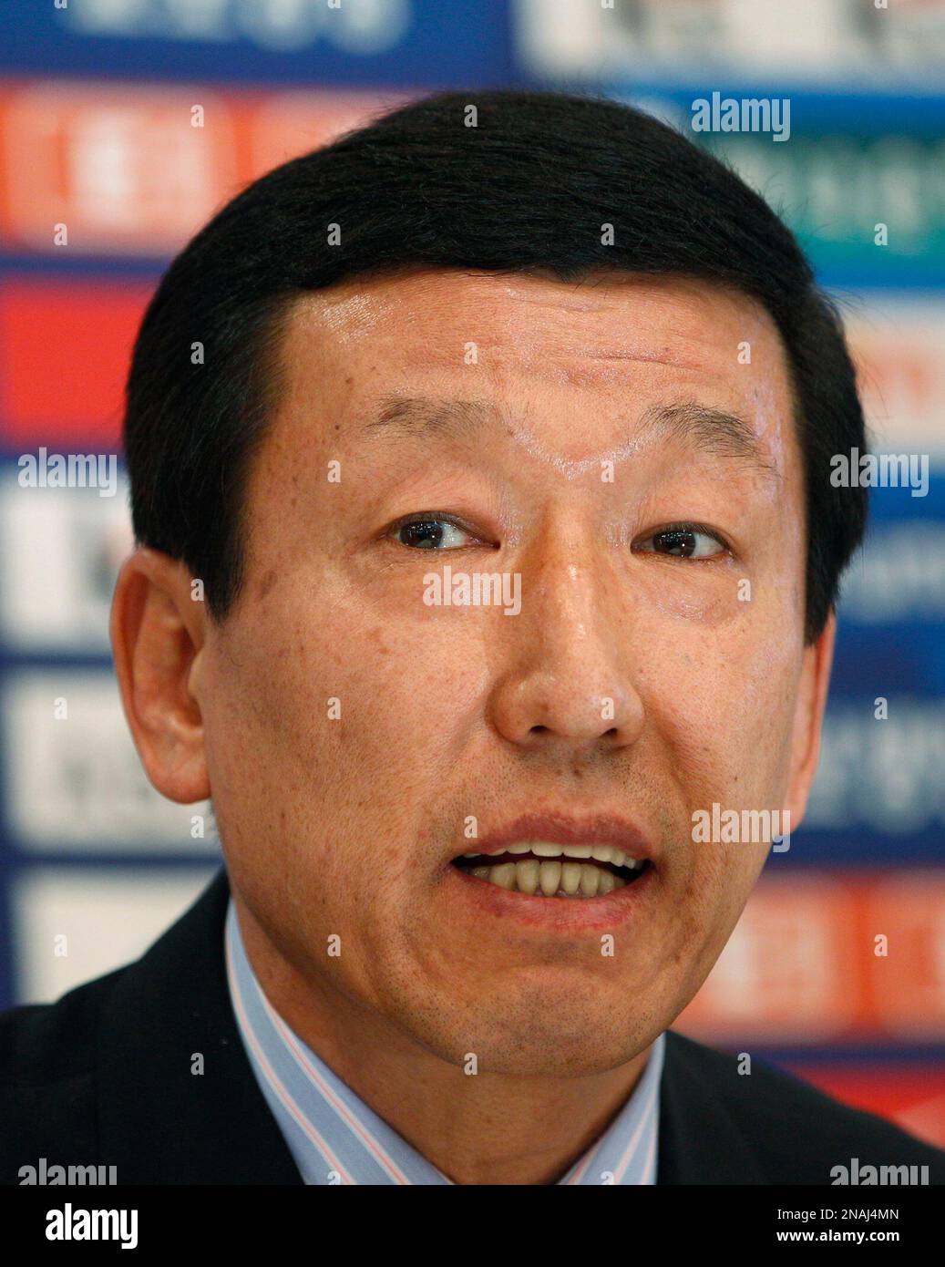 South Korea’s national soccer team coach Choi Kang-hee delivers a speech for the media during their New Year's press conference in Seoul, South Korea, Tuesday, Jan. 3, 2012.(AP Photo/Lee Jin-man) Stockfoto