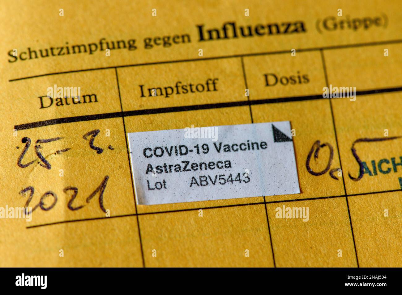 Impfzertifikat mit Eintrag zur Impfung mit AstraZeneca gegen Covid-19, SARS-CoV-2, Corona-Virus, Pandemie, Deutschland Stockfoto
