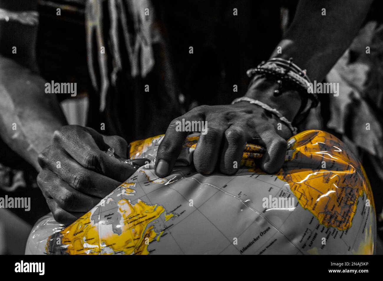 Insgesamt ist dieses Foto eine beeindruckende Darstellung einer Person mit einer globalen Perspektive und der unerschütterlichen Entschlossenheit, erfolgreich zu sein. Stockfoto