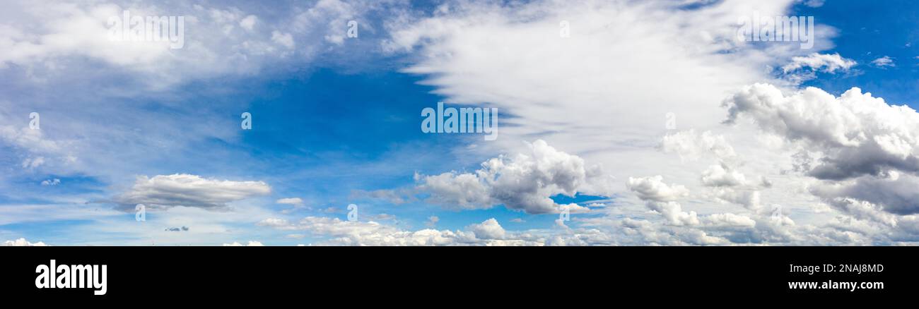 Himmelblau mit Wolkenpanorama Stockfoto