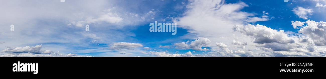 Himmelblau mit Wolkenpanorama Stockfoto