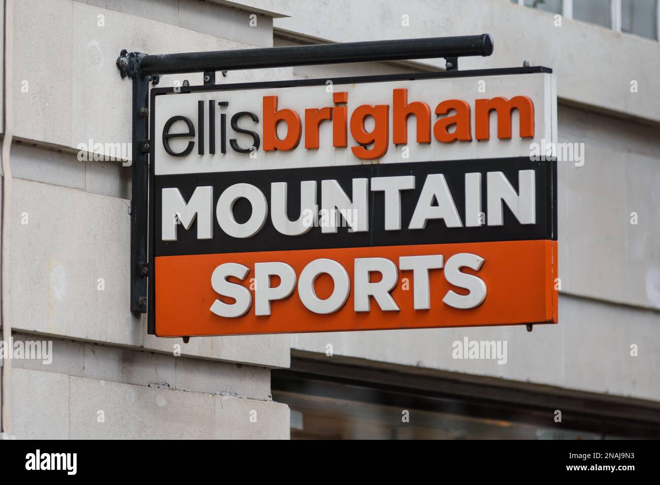 Ein Schild vor einem Ellis Brigham Mountain Sports Store in Zentral-London gibt Touristen und Shoppern in der High Street Werbung für den Outdoor-Shop. Stockfoto