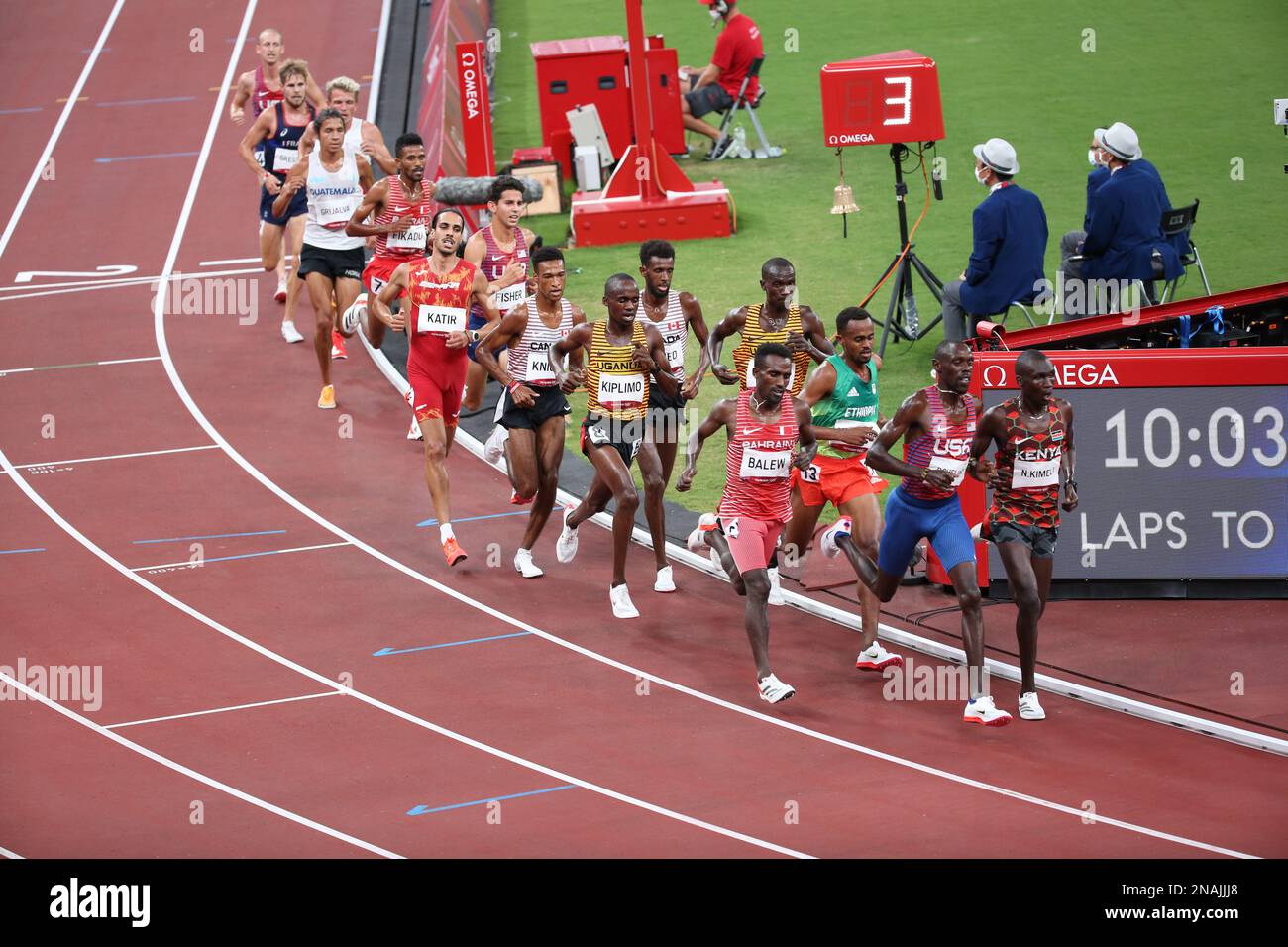 06. AUGUST 2021 – Tokio, Japan: Paul Chelimo aus den Vereinigten Staaten überholt Nicholas Kipkorir Kimeli aus Kenia im Athletics Men's 5.000m Final in Toky Stockfoto