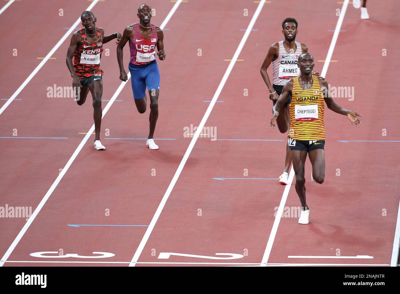 06. AUGUST 2021 – Tokio, Japan: Joshua Cheptegei aus Uganda gewinnt das Athletics Men's 5.000m Final vor Mohammed Ahmed aus Kanada und Paul Cheli Stockfoto