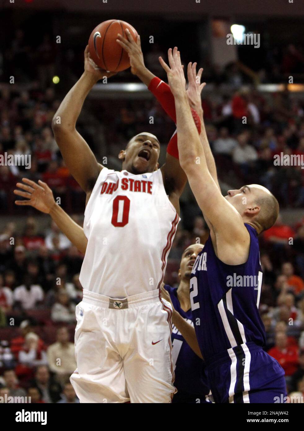 Ohio State's Jared Sullinger (0) shoots over Northwestern's Luka Mirkovic (12) during the first half of an NCAA college basketball game, Wednesday, Dec. 28, 2011, in Columbus, Ohio. (AP Photo/Terry Gilliam) Stockfoto