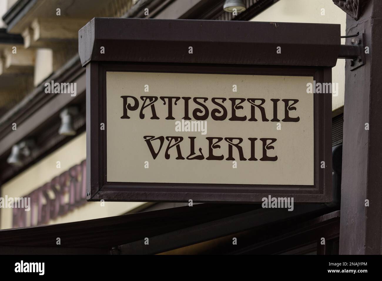 Ein Schild vor einer Patisserie Valerie Bäckerei Café und einem Kuchenladen in Central London wirbt für den Laden bei Touristen und Menschen in London, Großbritannien Stockfoto