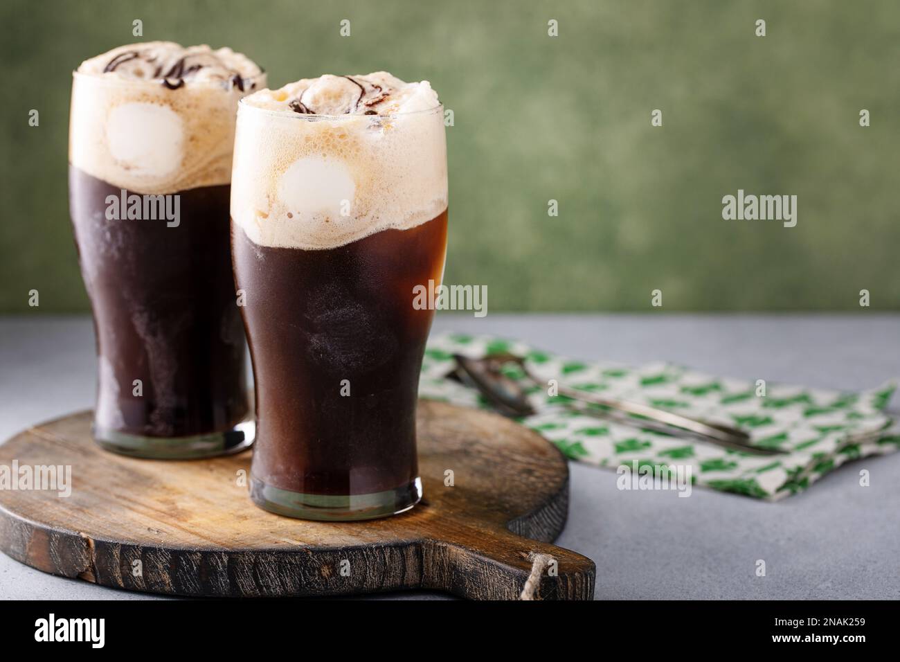 Dunkles Bier, Eiscreme, Getränke und Dessertidee für den St. Patricks Day Stockfoto