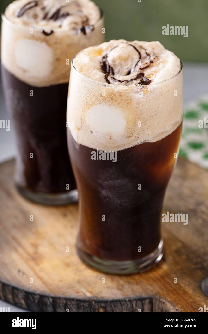 Dunkles Bier, Eiscreme, Getränke und Dessertidee für den St. Patricks Day Stockfoto