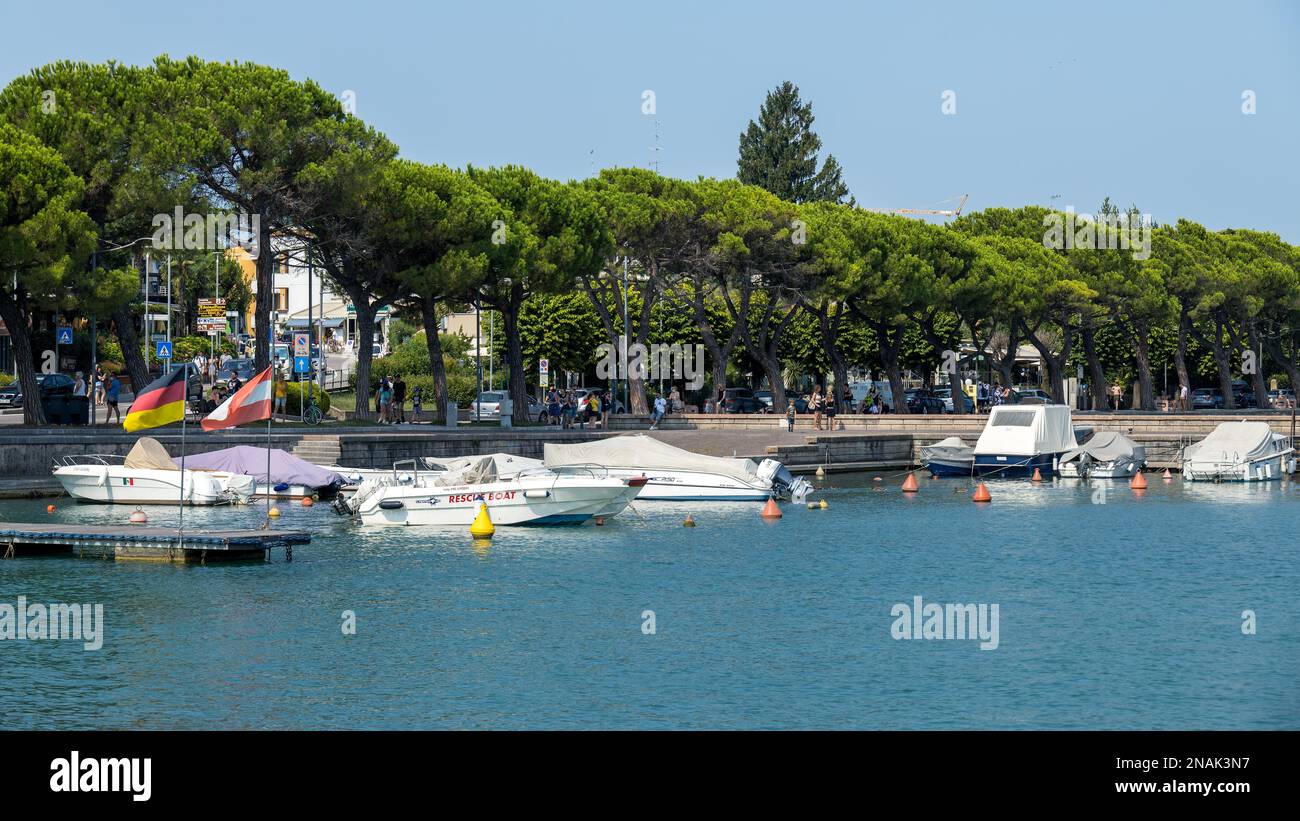 PESCHIERA DEL GARDA, VERONA/ITALIEN - AUGUST 12 : Blick auf den Hafen in Peschiera del Garda, Verona, Trentino, Italien am 12. August 2020. Nicht Identifiziert Stockfoto