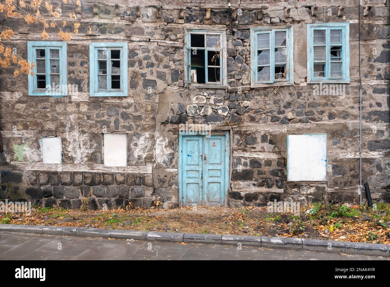Tür und Fenster eines alten und verlassenen Hauses. Hochwertiges Foto Stockfoto