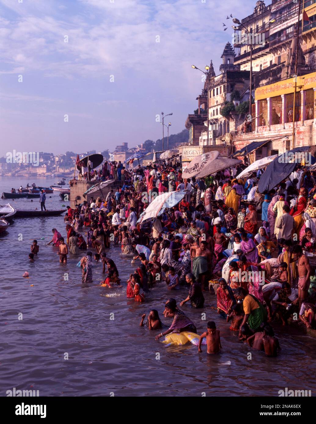 Die Ghats sind voll von Anhängern, Varanasi, Uttar Pradesh Indien Stockfoto