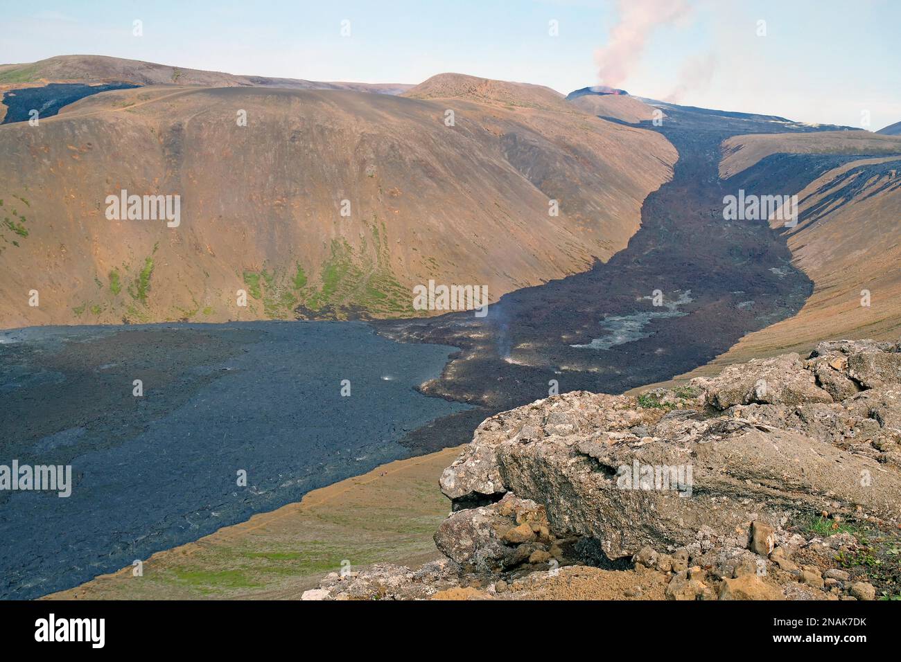 Lava überflutet ein langes Tal, aktiver Vulkan, Fagradalsfjall, Reykjanes, Island Stockfoto