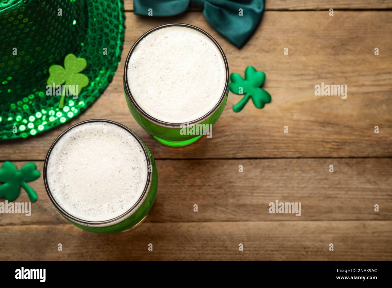 Bier und St. Patrick's Day Dekoration auf Holztisch, flach liegend. Platz für Text Stockfoto