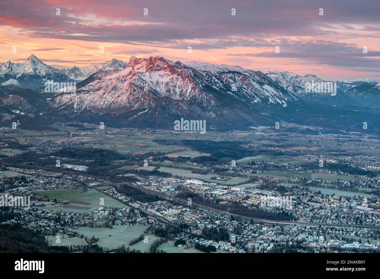 Sonnenaufgang mit Blick auf Salzburg, Alpenglow, Untersberg, Watzmann, Flachgau, Salzburg, Österreich Stockfoto