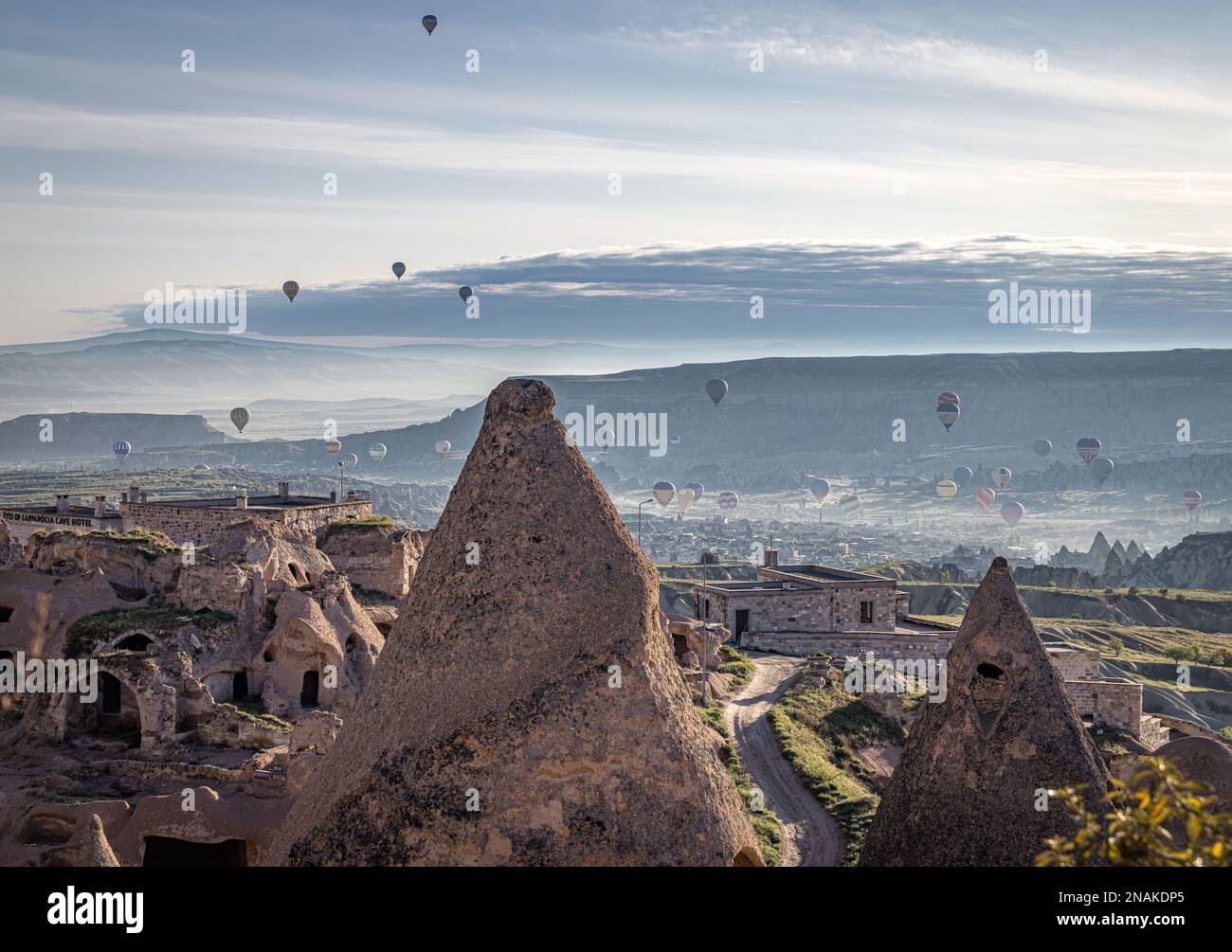 Heißluftballons bei Sonnenaufgang über den Feenschornsteinen in Uchisar, Kappadokien, Türkei Stockfoto
