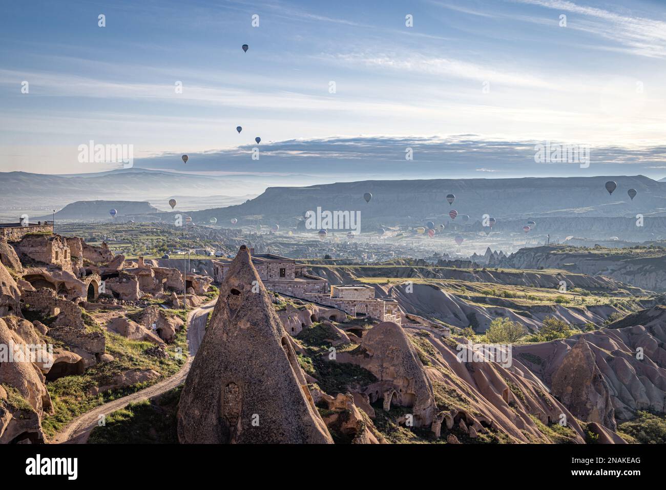 Heißluftballons bei Sonnenaufgang über den Feenschornsteinen in Uchisar, Kappadokien, Türkei Stockfoto