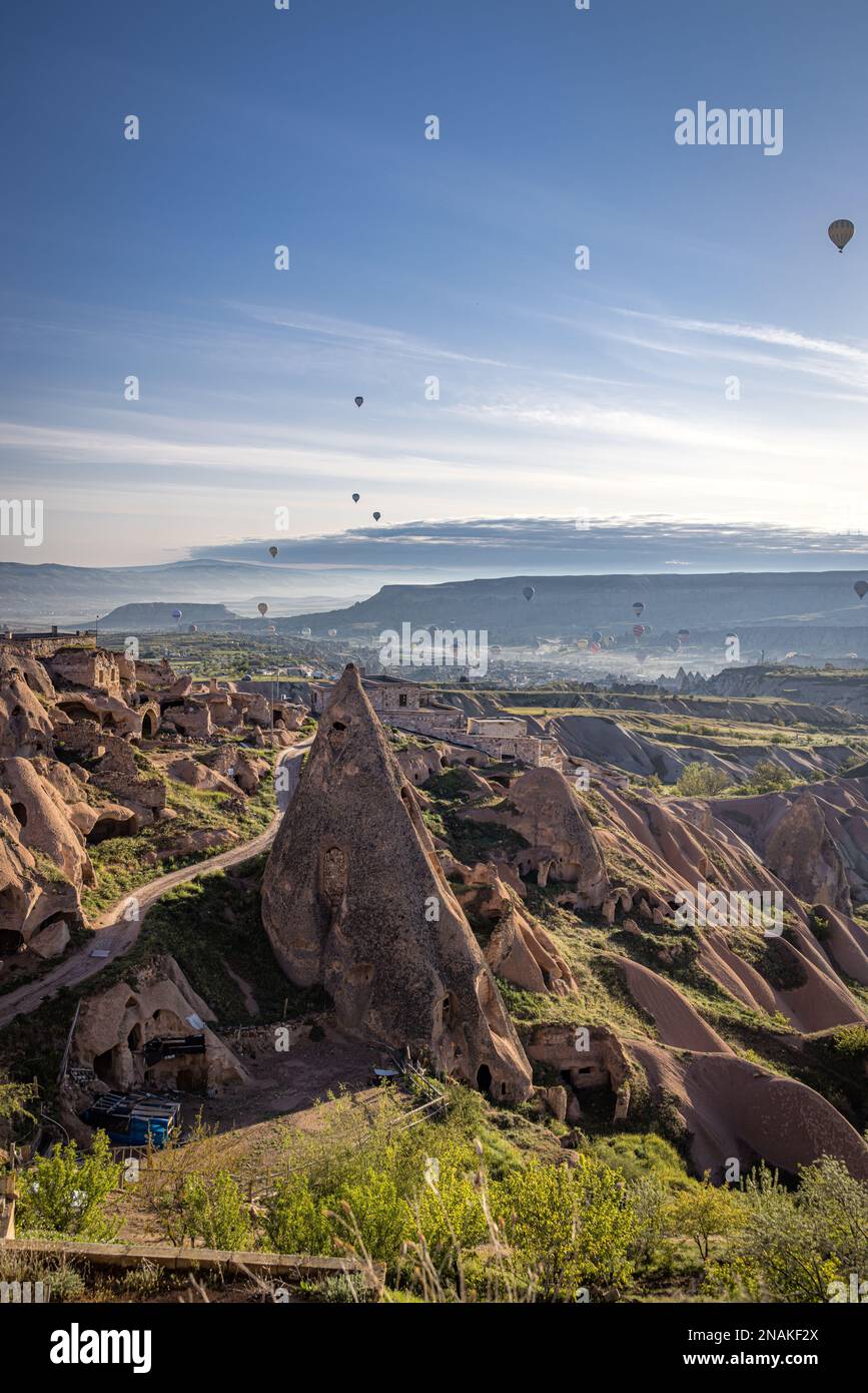 Heißluftballons bei Sonnenaufgang über den Feenschornsteinen in Uchisar, Kappadokien, Türkei Stockfoto