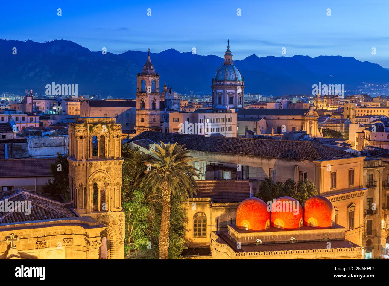 Blick auf die Skyline von Palermo, Italien, mit der Kirche San Cataldo in der Abenddämmerung. Stockfoto