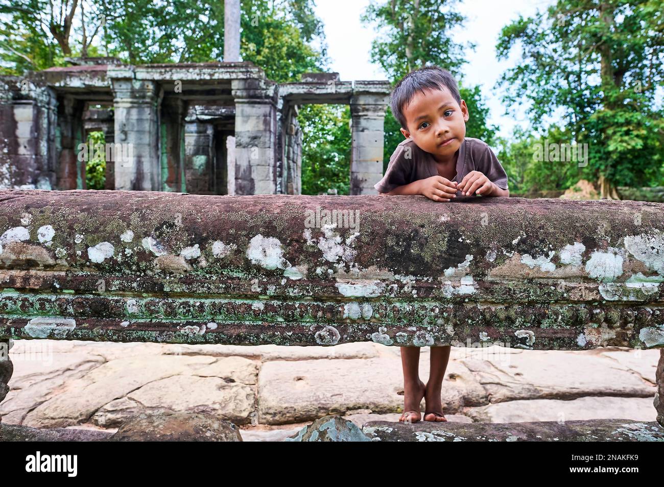Ein niedliches Kind in den Tempeln von Angkor. Siem Reap. Kambodscha Stockfoto