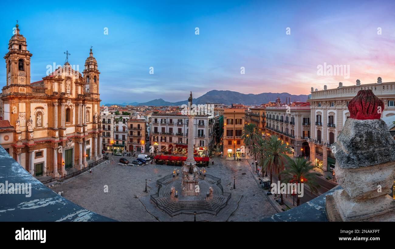 Palermo, Italien, mit Blick auf die Piazza San Domenico in der Abenddämmerung. Stockfoto