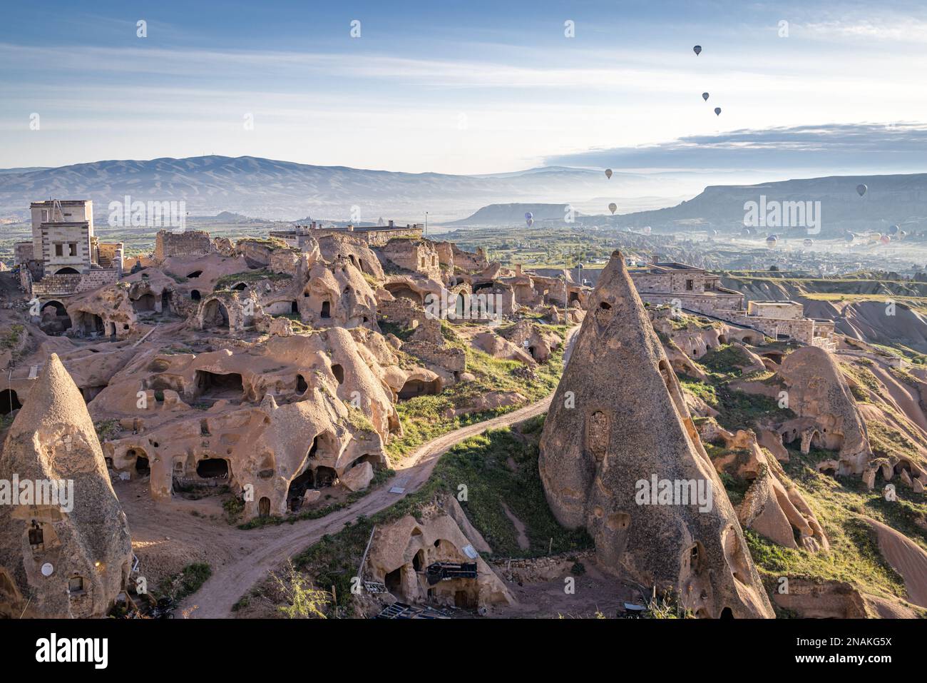 Heißluftballons bei Sonnenaufgang über den Feenschornsteinen in Uchisar, Kappadokien, Türkei Stockfoto