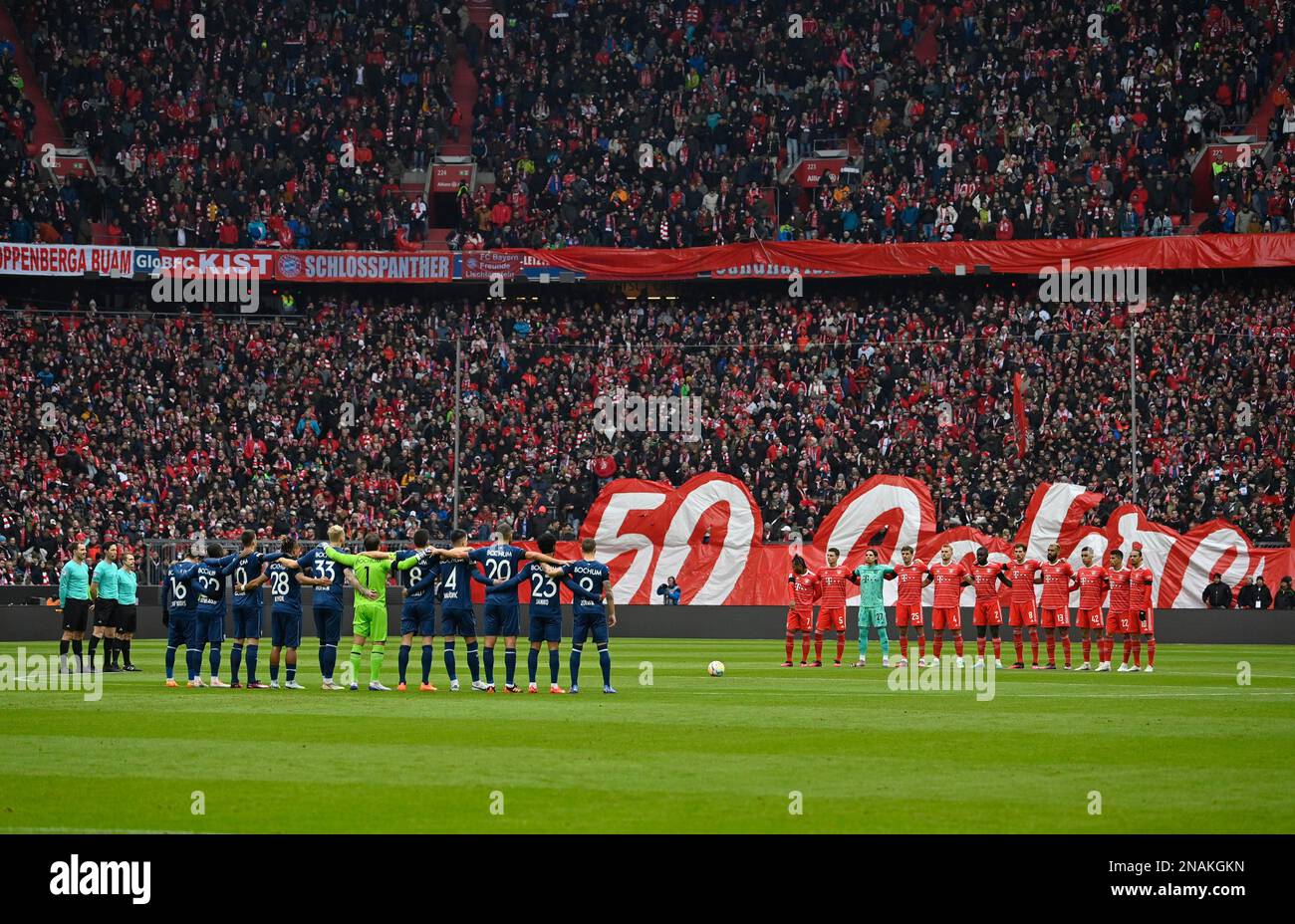 Schweigeminute, Trauer um die Opfer der Erdbebenkatastrophe in der Türkei und Syrien im Februar 2023, Allianz Arena, München, Bayern, Deutschland Stockfoto