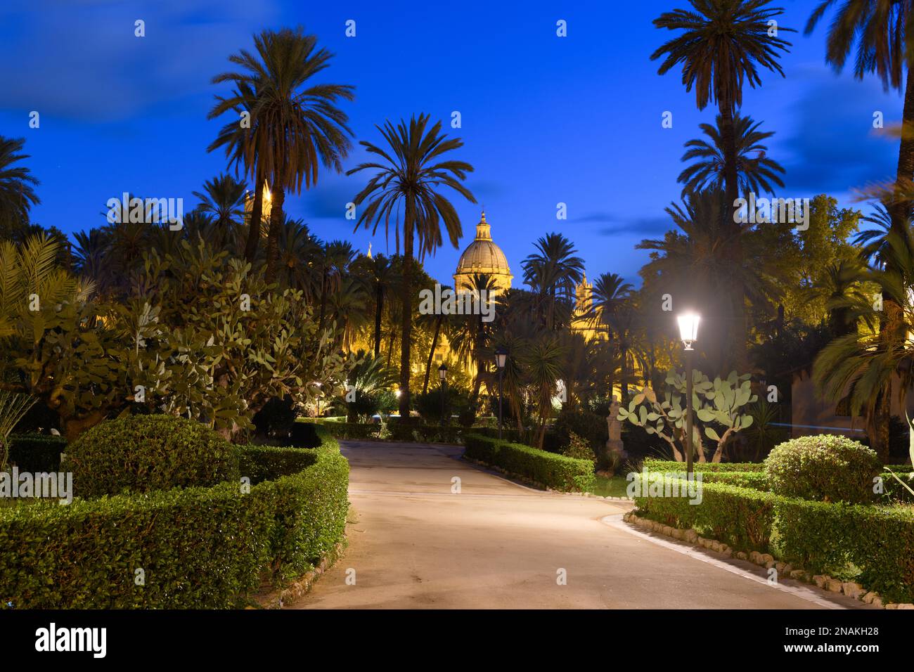Palermo, Italien, in den öffentlichen Gärten der Villa Bonnano zur Blue Hour. Stockfoto