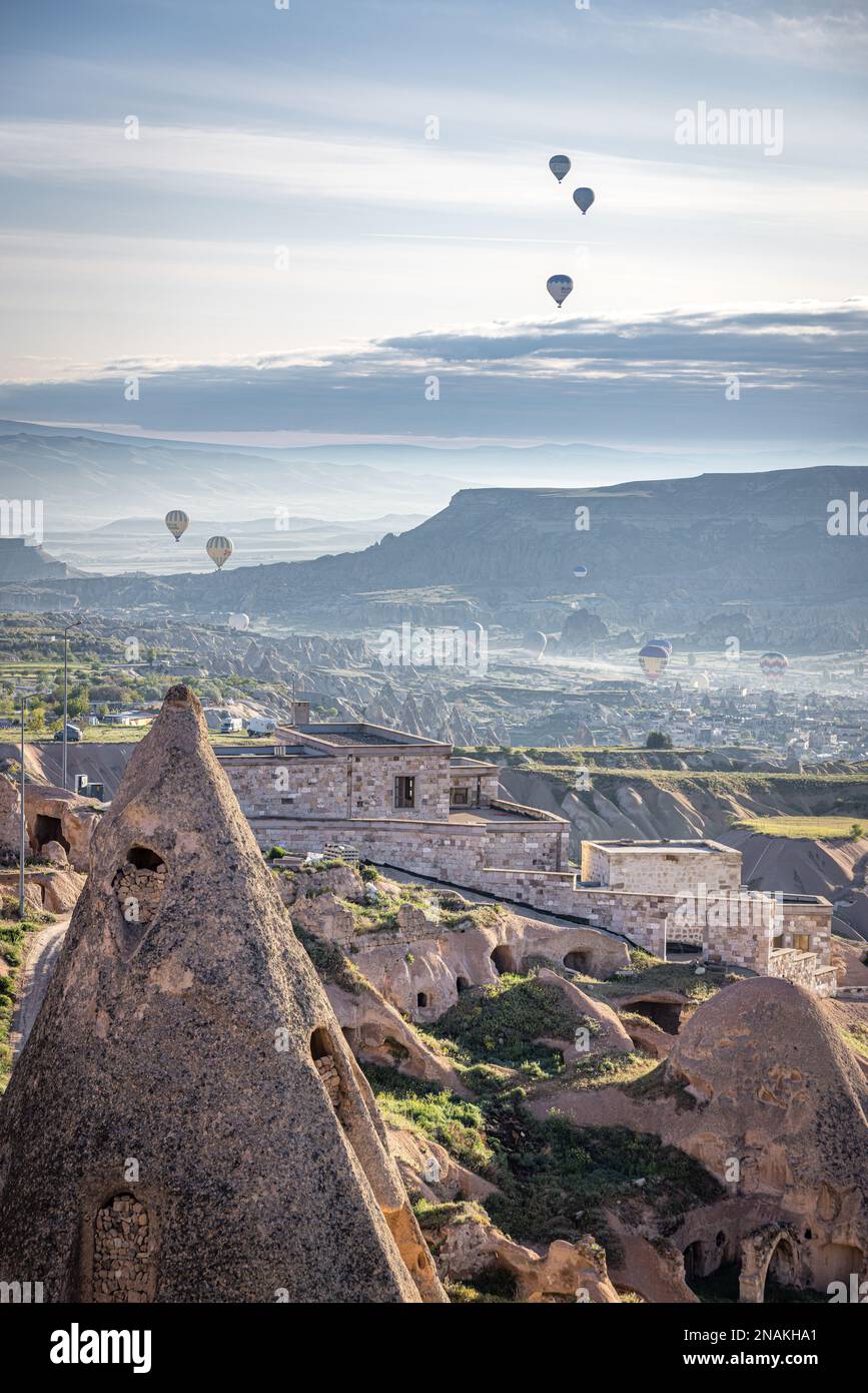 Heißluftballons bei Sonnenaufgang über den Feenschornsteinen in Uchisar, Kappadokien, Türkei Stockfoto