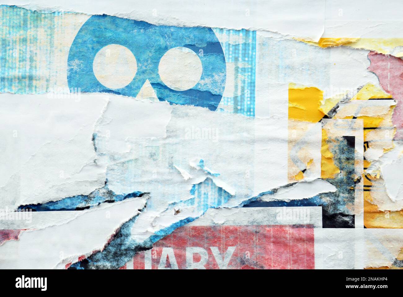 Verschiedene gefaltete, zerrissene Papierposter als Hintergrund Stockfoto
