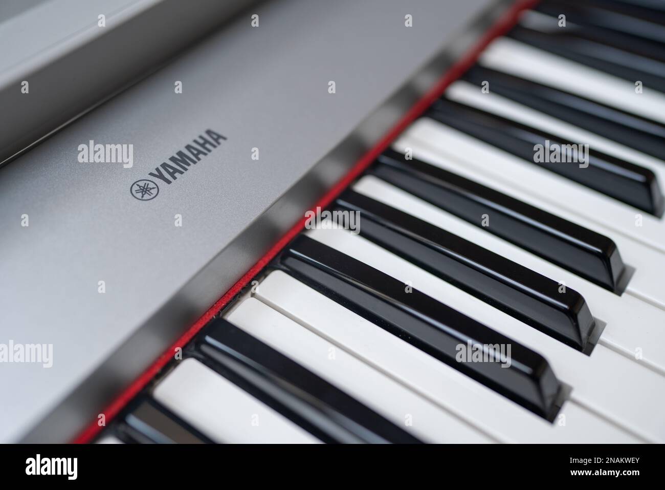 Elektrische Klaviertasten von Yamaha im Nahbereich. Stockfoto