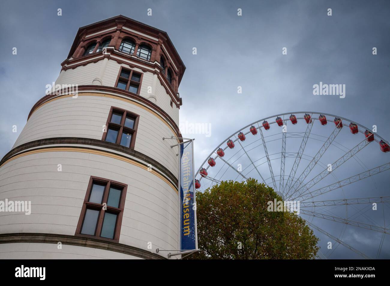 Bild des Hauptturms des Schifffahrtsmuseums in Düsseldorf. Das Schifffahrtsmuseum in Düsseldorf (richtiger Name SchifffahrtMuseum) ist eins Stockfoto