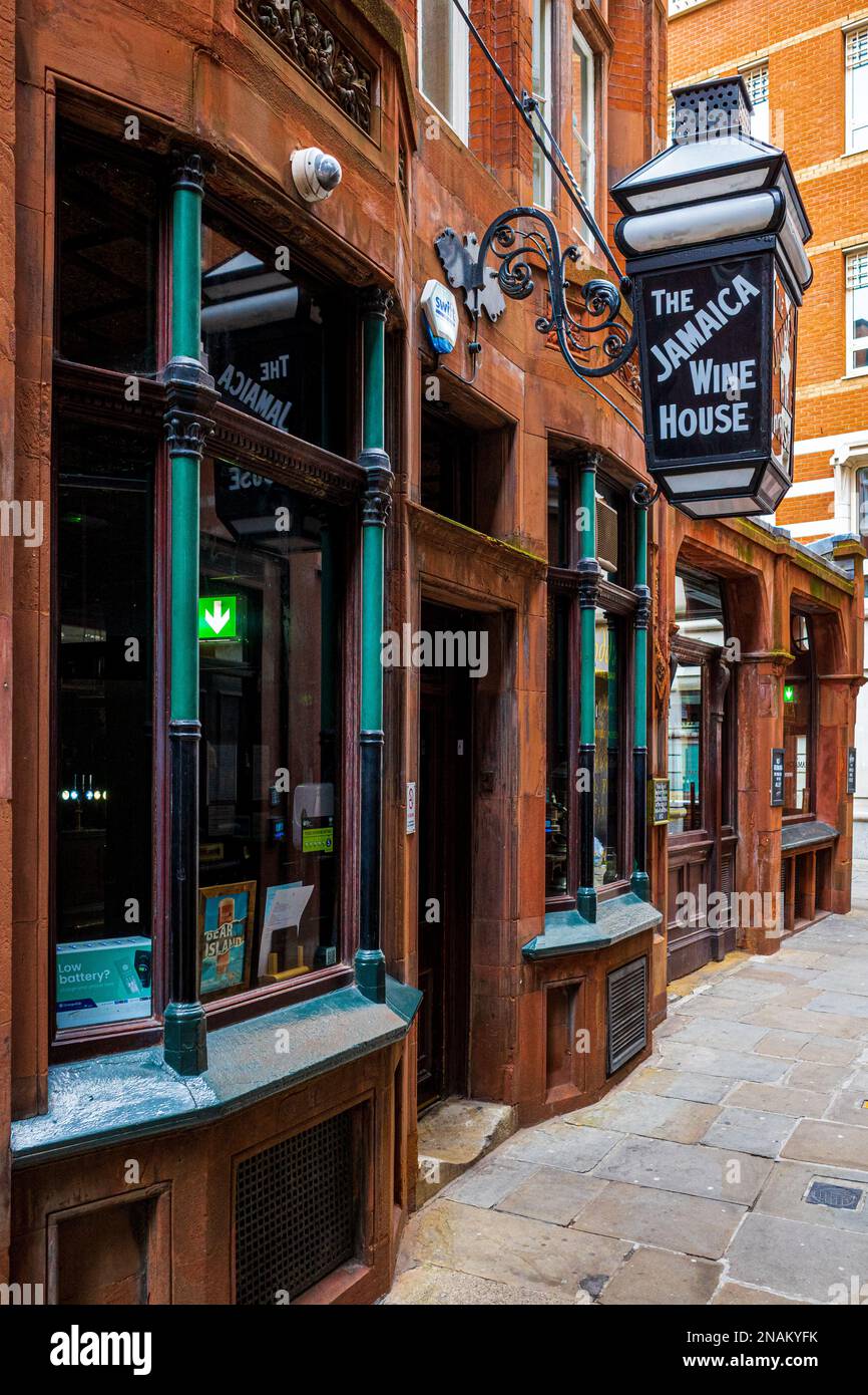 Das Jamaica Wine House in St. Michael's Alley bei Cornhill in der City of London, auf dem Gelände von Londons erstem Kaffeehaus. Pasqua Rosee's Head. Stockfoto