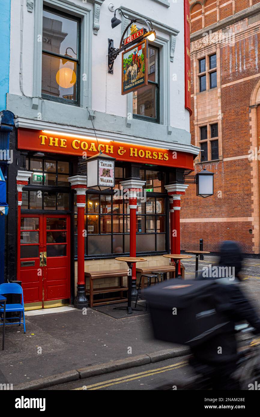 Trainer und Pferde Pub im Londoner Soho. Die berühmten Coach & Horses an 29 griechische Straße in Londons West End. Gebaut Anfang des 19. Jahrhunderts unter Denkmalschutz. Stockfoto