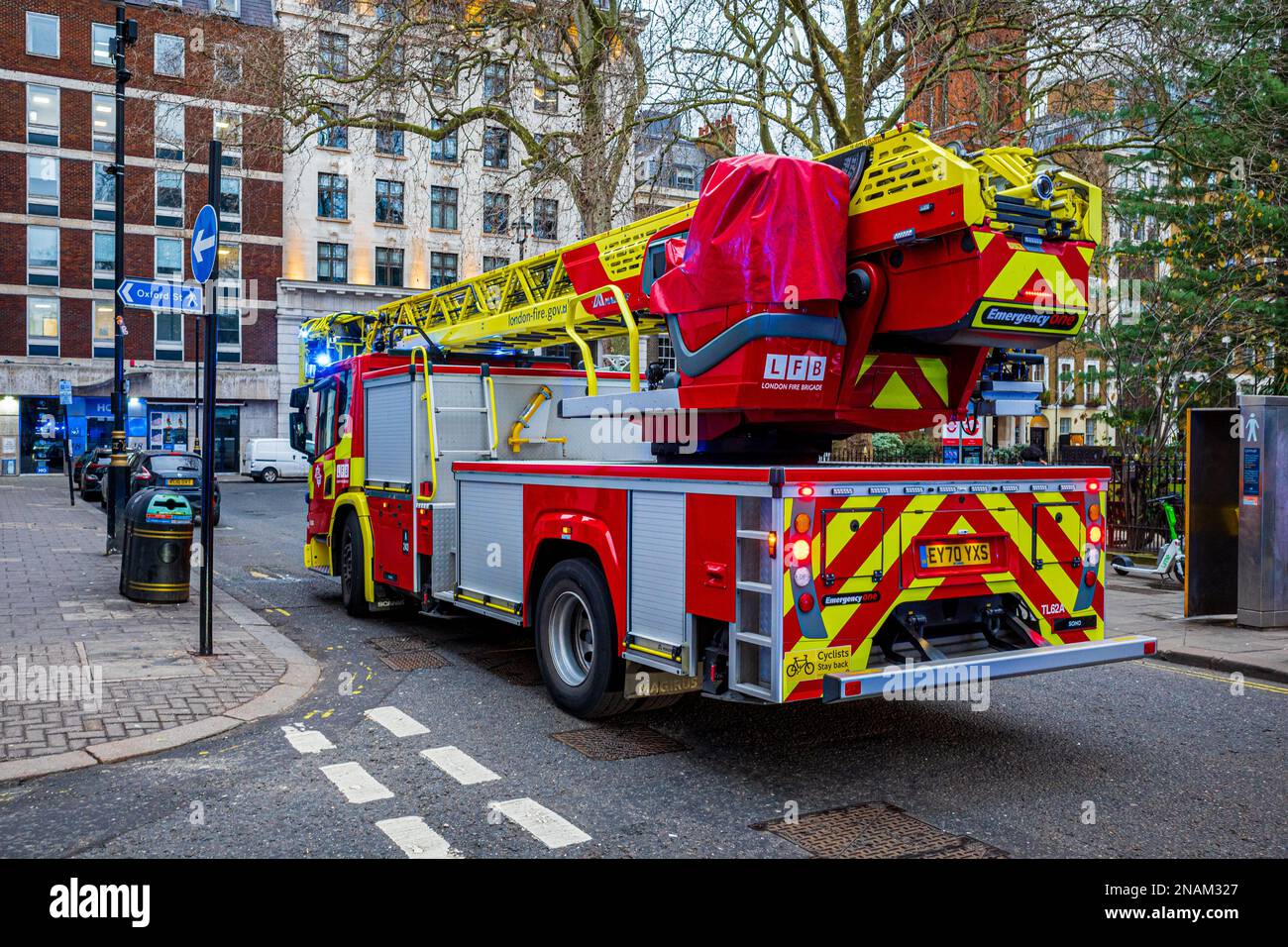 London Fire Brigade Ladder Truck auf dem Soho Square Central London. LFB Feuerwehrauto. LFB Leiterwagen. Stockfoto