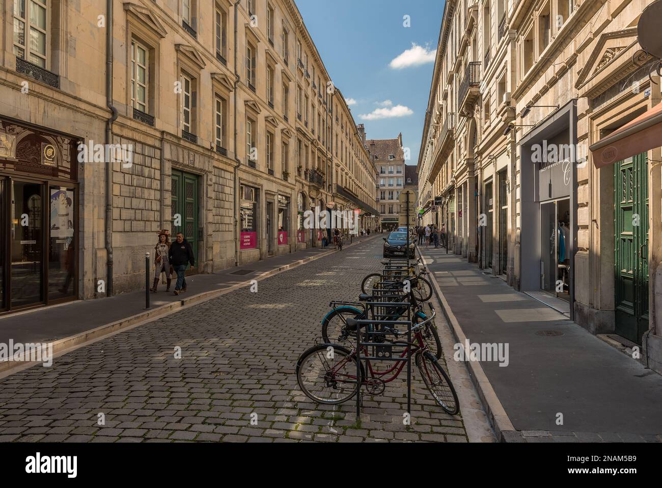 Blick auf unidentifizierte Personen auf einer Straße in Besancon, Frankreich Stockfoto