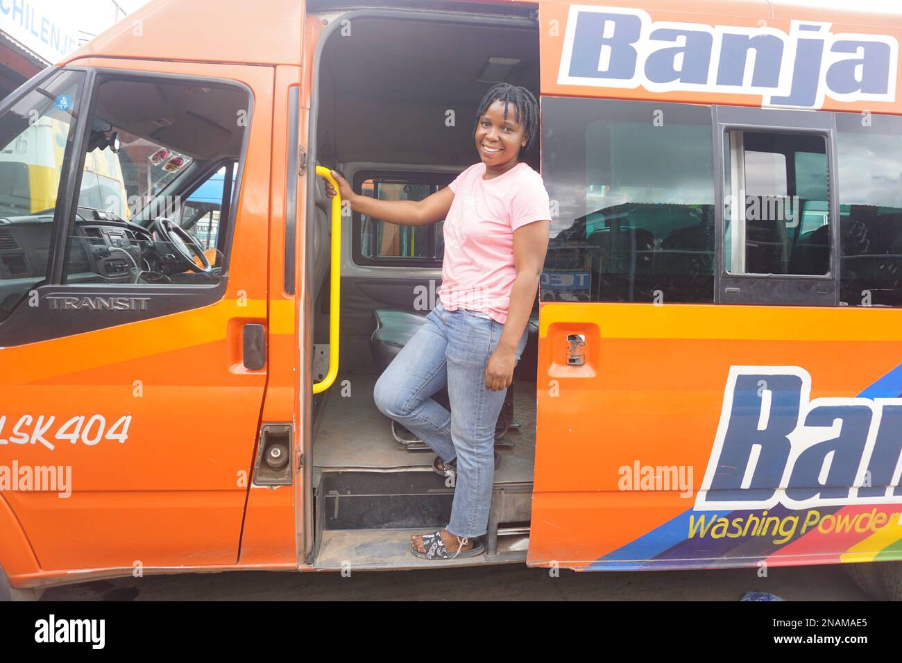 (230213) -- LUSAKA, 13. Februar 2023 (Xinhua) -- Martha Mwanza, eine weibliche Busleiterin, posiert für ein Foto an einem Busbahnhof in Lusaka, Sambia, 8. Februar 2023. PASSEND zu „Feature: Sambische Busleiterin, die Stereotypen trotzt“ (Foto: Lillian Banda/Xinhua) Stockfoto