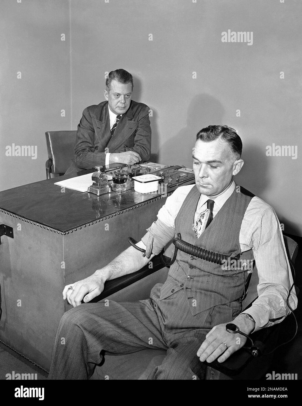 Leonarde Keeler, 48, who developed the science of lie detection and who was one of the nation’s leading criminologists is shown giving Norman J. Lee, chief investigator with the Investigation Bureau, a polygraph test, April 13, 1948. (AP Photo/Edward Kitch) Stockfoto