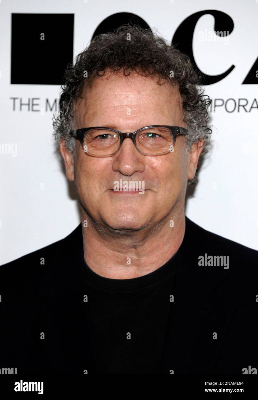 FILE - In this Nov. 12, 2011 file photo, actor Albert Brooks arrives at the MOCA Annual Gala in Los Angeles. Brooks was nominated Thursday, Dec. 15, 2011 for a Golden Globe award for best supporting actor for his role in "Drive." (AP Photo/Dan Steinberg) Stockfoto