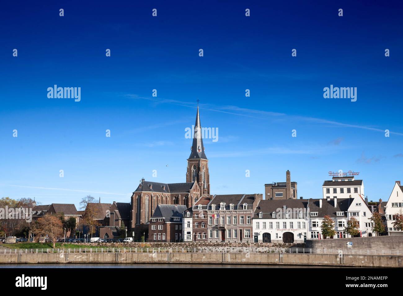 Bild des Panoramas von Maastricht an der Maas-Uferpromenade mit Schwerpunkt auf dem St. Martinuskerk. Das Sint Martinuskerk oder Sint-Maartenskerk ist ein n Stockfoto
