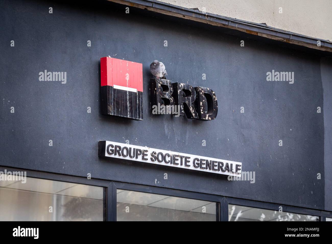 Foto eines Schildes mit dem Logo der BRD-Bank in Timisoara, Rumänien. Die BRD ist eine rumänische Bank mit Sitz in Bukarest, Rumänien. Es wurde 1923 gegründet Stockfoto
