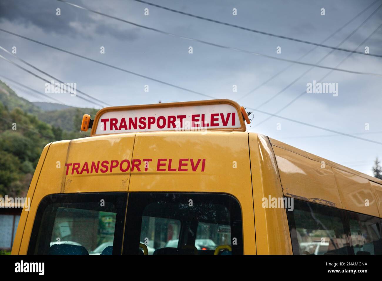 Bild eines rumänischen Schulbusses mit Schwerpunkt auf dem Schild für den Transport von Schülern in Baile Herculane, rumänien. Stockfoto